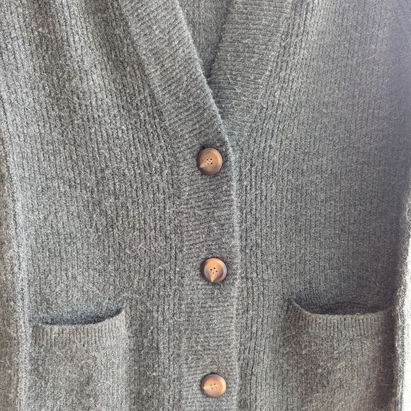 🌻 Denver Hayes - Green Cardigan - Picture 6 of 7